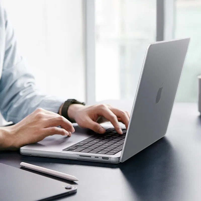 Spigen AirSkin – „MacBook Pro 16“ dėklas (M5/M4/M3/M2/M1/2026–2021) („Frost Clear“ spalva)