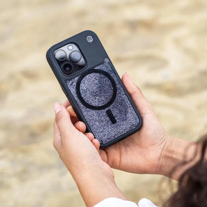 STM Relax Sand MagSafe – „iPhone 15 Pro“ dėklas (juodas / pilkas)