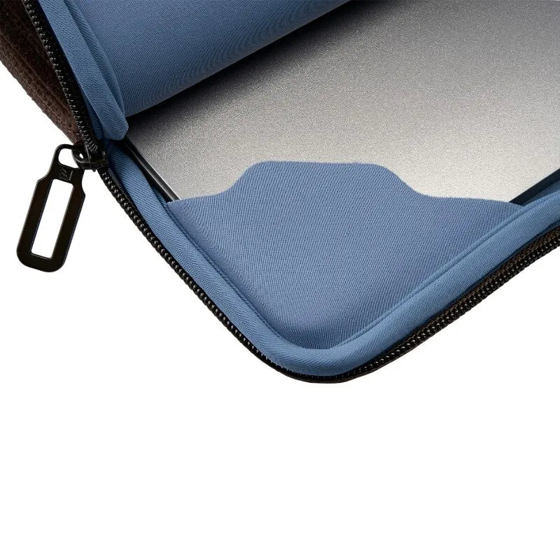 TUCANO Velluto 2 – Dėklas MacBook Air 13" (M5/M4/M3/M2/M1/2026-2018) / Pro 13" / Nešiojamiesiems kompiuteriams 12" (rudos spalvos)